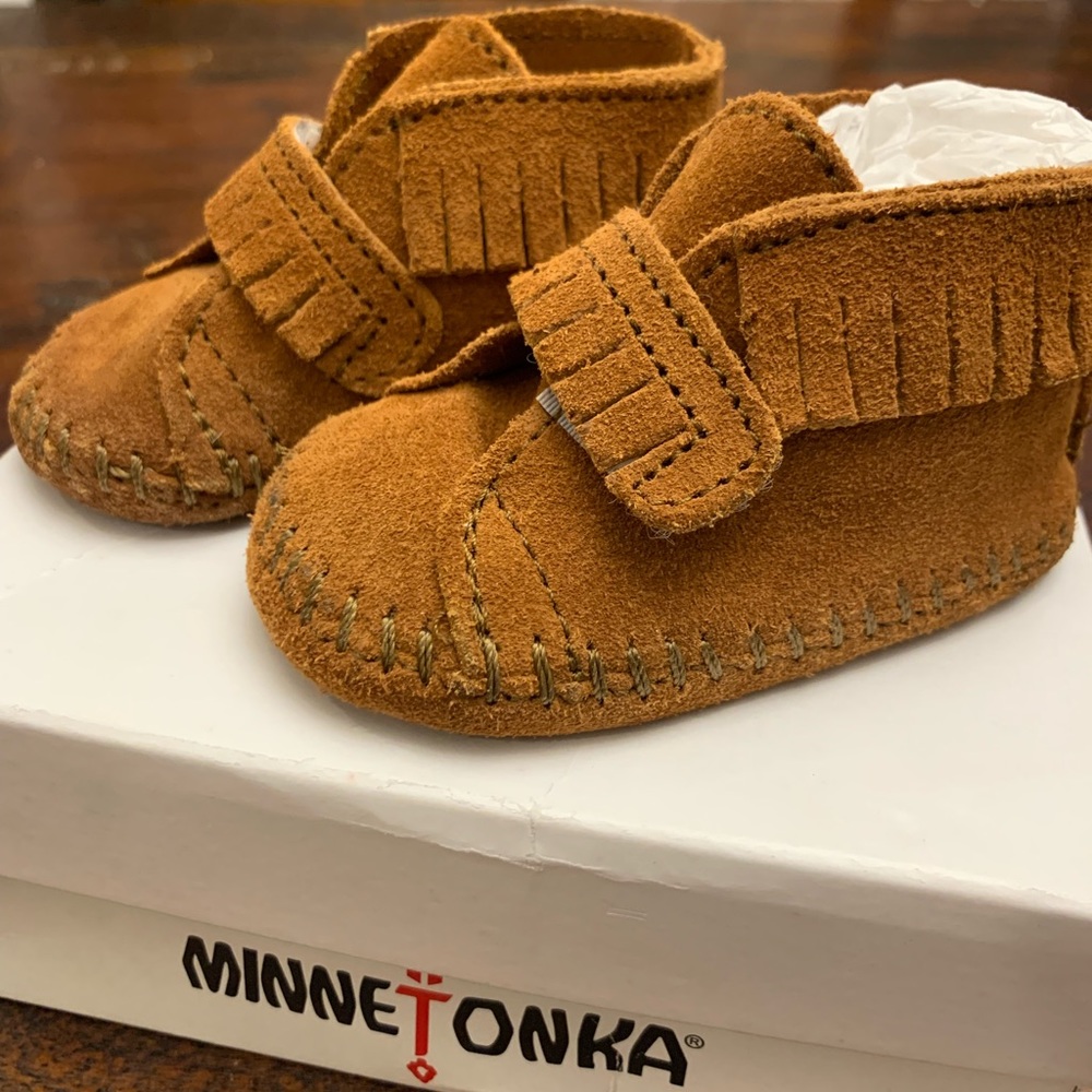 Minnetonka Baby Moccasins -Front Strap Bootie ⭐️ brown size 1